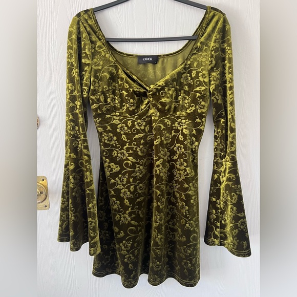 CIDER size large Velvet Bell Sleeve Mini dress with Hibiscus Floral - Picture 8 of 8